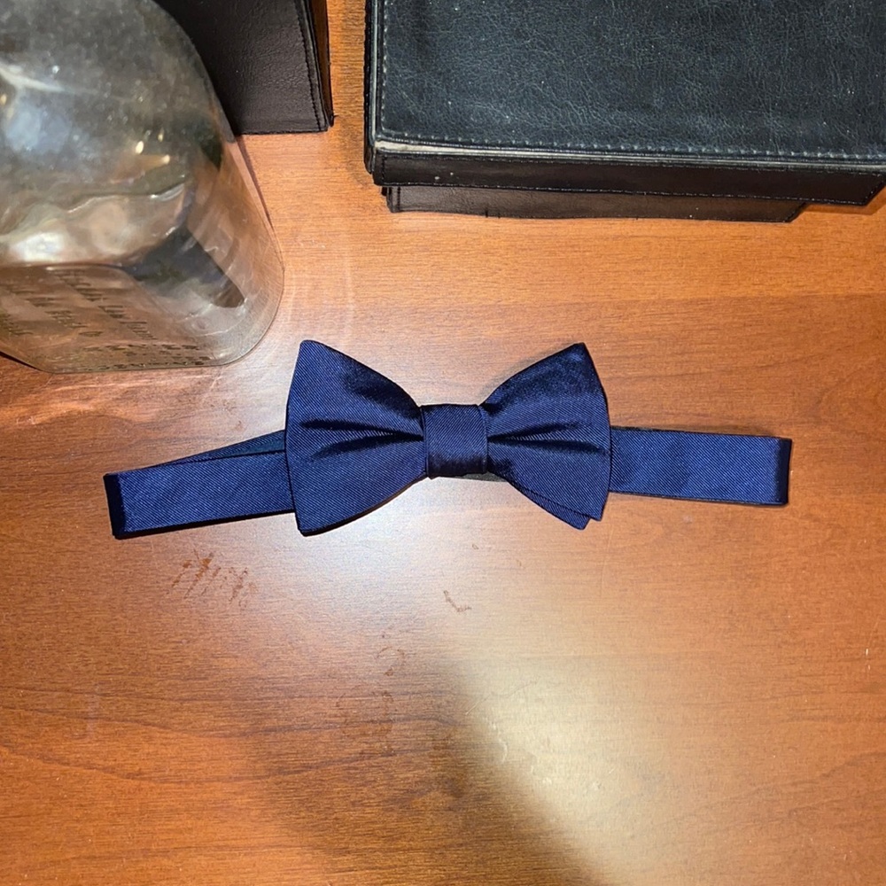 Mens Tommy Hilfiger bowtie 100% silk